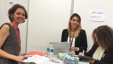 Émilie Bocquet (au centre), RRH de Lepicard Agriculture, reçoit une étudiante (à dr.) lors du forum emploi d’UniLaSalle, en compagnie de Lucie Martin, responsable emploi, recrutement et formation de la FC2A.