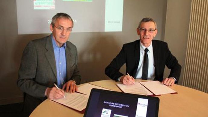 Étienne Henriot, président de la chambre d'agriculture de l'Yonne, et Laurent Poncet, président de Cerepy, lors de la signature du contrat actant le déploiement des trois outils. Étienne Henriot, président de la chambre d'agriculture de l'Yonne, et Laurent Poncet, président de Cerepy, lors de la signature du contrat actant le déploiement des trois outils.