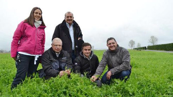 Bérangère Aviron-Violet, animatrice du PAT du gave de Pau, Xavier de Canet, vice-président du syndicat mixte d'adduction d'eau potable de Beuste (debout), et de gauche à droite, Jean Michel Patacq, vice-président d'Euralis, Dominique Barrus, responsable développement durable chez Euralis et Michel Doassans, agriculteur, dans un couvert de méteil. © F. JACQUEMOUD Bérangère Aviron-Violet, animatrice du PAT du gave de Pau, Xavier de Canet, vice-président du syndicat mixte d'adduction d'eau potable 