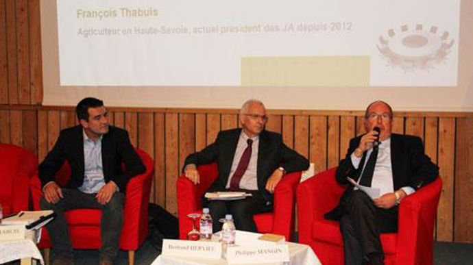 François Thabuis, président national des JA, le sociologue Bertrand Hervieu et Philippe Mangin, président de Coop de France, lors des débats. © M. ROQUE-MARMEYS François Thabuis, président national des JA, le sociologue Bertrand Hervieu et Philippe Mangin, président de Coop de France, lors des débats. © M. ROQUE-MARMEYS