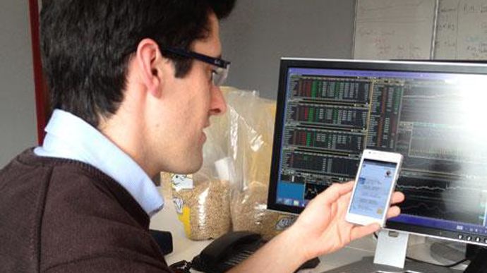 D'ici à trois semaines, la nouvelle application de Turbo négoce permettra également à ses clients de fixer un prix objectif par un passage d'ordre depuis son smartphone. Ici Hugues Desmet, responsable du pôle Céréales. D'ici à trois semaines, la nouvelle application de Turbo négoce permettra également à ses clients de fixer un prix objectif par un passage d'ordre depuis son smartphone. Ici Hugues Desmet, responsable du pôle Céréales.