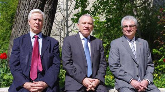 Paul Roux, directeur financier, Alain Le Floch, directeur général et Pascal Prot, président de Vivescia : « Impliquer nos adhérents dans l'actionnariat de Siclaé nous permet de développer l'aval au niveau international sans qu'il y ait de rupture avec eux. » © C. URVOY Paul Roux, directeur financier, Alain Le Floch, directeur général et Pascal Prot, président de Vivescia : « Impliquer nos adhérents dans l'actionnariat de Siclaé nous permet de développer l'aval au niveau international sans qu'il 