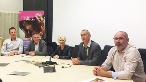 Lors d’une réunion chez Océalia, son RRH, Stéphane Vigier (2e à partir de la droite), s’est vu remettre la mission de copilotage du dispositif 100 Chances 100 Emplois sur Cognac où siège la coopérative. Il est entouré d’Estelle Poitou de la Mission locale  Arc Charente et du second copilote, Cyril Cault d’Aftral. Tout à gauche, Cédric Durand d’Auchan Cognac, précédent pilote du dispositif et Didier Coulomb, directeur RSE de Schneider Electric. 