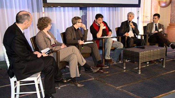 De gauche à droite : Pascal Le Guern, animateur, Katell Maugan (Caussade semences), Gérald Bronner (Université Paris Diderot), Jean-Luc Pujol (Inra), Jean-Pierre Beaudoin (Burson-Marsteller) et Thierry Berger (Soufflet). De gauche à droite : Pascal Le Guern, animateur, Katell Maugan (Caussade semences), Gérald Bronner (Université Paris Diderot), Jean-Luc Pujol (Inra), Jean-Pierre Beaudoin (Burson-Marsteller) et Thierry Berger (Soufflet).