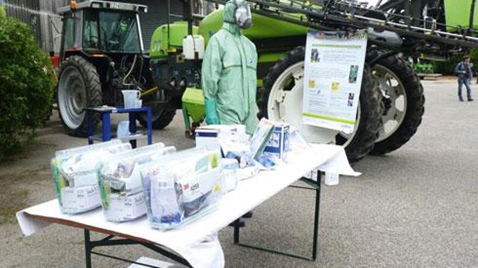 Coopératives et négoces communiquent sur le port des EPI, comme ici la Scael, coopérative d'Eure-et-Loir, qui s'est engagée, depuis plus de deux ans, dans une campagne de sensibilisation des produits phytosanitaires auprès des agriculteurs. Coopératives et négoces communiquent sur le port des EPI, comme ici la Scael, coopérative d'Eure-et-Loir, qui s'est engagée, depuis plus de deux ans, dans une campagne de sensibilisation des produits phytosanitaires auprès des agriculteurs.