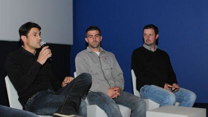 Sébastien Bornand, Damien Dubos, Christophe Dugros (de gauche à droite), jeunes agriculteurs adhérents de Vivadour, ont raconté leur vie d'agriculteurs aux lycéens gersois, invités dans le cadre de Viv'action Jeunes. Sébastien Bornand, Damien Dubos, Christophe Dugros (de gauche à droite), jeunes agriculteurs adhérents de Vivadour, ont raconté leur vie d'agriculteurs aux lycéens gersois, invités dans le cadre de Viv'action Jeunes.