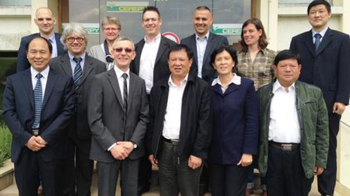 Le président de Cerepy, Laurent Poncet (deuxième au premier rang) a reçu Min Li (à sa gauche) et quatre autres représentants agricoles de la province chinoise du Henan. Le président de Cerepy, Laurent Poncet (deuxième au premier rang) a reçu Min Li (à sa gauche) et quatre autres représentants agricoles de la province chinoise du Henan.