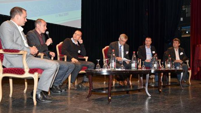 De gauche à droite : Etienne Bruneau, Sylvain Lepicard, Laurent Saquet, l'animateur Patrick Chauvel, Alain Datin et Etienne Destrés, qui ont participé au débat le 15 mai dernier au casino de Deauville. © J.-C. BALLANDONNE De gauche à droite : Etienne Bruneau, Sylvain Lepicard, Laurent Saquet, l'animateur Patrick Chauvel, Alain Datin et Etienne Destrés, qui ont participé au débat le 15 mai dernier au casino de Deauville. © J.-C. BALLANDONNE