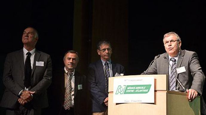 Les trois coprésidents (Gérard Piveteau, Jean-Claude Lamy et Jean-Michel Bodin) et le directeur, Jean-Guy Valette, à la tribune, ont rappelé que le négoce, au cours des trente dernières années, avait été un acteur économique à part entière dans la mise en oeuvre des politiques publiques. © A. RICHARD Les trois coprésidents (Gérard Piveteau, Jean-Claude Lamy et Jean-Michel Bodin) et le directeur, Jean-Guy Valette, à la tribune, ont rappelé que le négoce, au cours des trente dernières années, avai