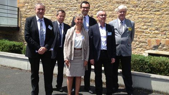 De gauche à droite, Christophe Descreaux, François Claude Cholat, Valérie Poncet, Sébastien Picardat, Pierre Gay et François Bouteille, consultant, ont fait le point sur les actualités du négoce et se sont penchés sur le développement des PME, expériences à l'appui. © M.COISNE De gauche à droite, Christophe Descreaux, François Claude Cholat, Valérie Poncet, Sébastien Picardat, Pierre Gay et François Bouteille, consultant, ont fait le point sur les actualités du négoce et se sont penchés sur le d
