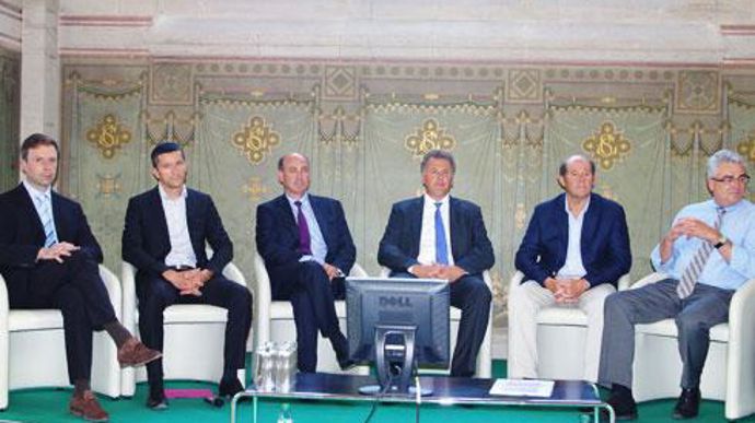 De gauche à droite : Eric Potié, président de la FCVC (Fédération des coopératives vinicoles de la Champagne), Jean-Pierre Flogny, président de la Scara, Benoît Lampson, président de Luzéal, Olivier de Bohan, président de Cristal Union, Alain Arnould d'EMC2 Elevage et Pascal Prot, président de Vivescia. © C. URVOY De gauche à droite : Eric Potié, président de la FCVC (Fédération des coopératives vinicoles de la Champagne), Jean-Pierre Flogny, président de la Scara, Benoît Lampson, président de L