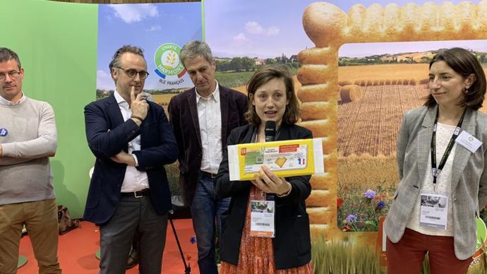 Thierry Guibert (Cavac), Mathias Dosne (Mondelez), Stefano Volpi (Connecting Food), Clémence Darroux (Mondelez), Cécile Doinel (Mondelez) sur le stand de Mondelez, le 27 février au Salon de l’agriculture. © R. FOURREAUX