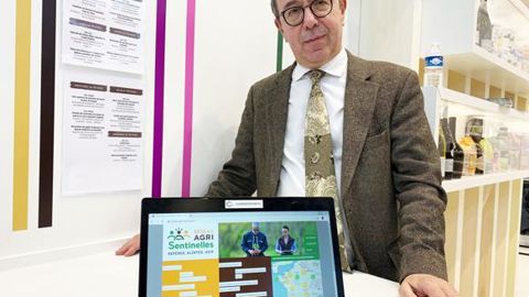 Stéphane Devillers (union des coops d’insémination Allice) présente le site du réseau Agri-Sentinelles qui a pour objet de sensibiliser le maximum de conseillers, contrôleurs, techniciens, vétérinaires… à la détection des signes de désarroi chez les éleveurs. © H. LAURANDEL