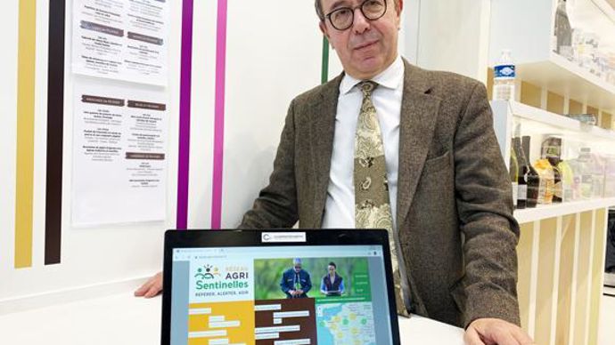Stéphane Devillers (union des coops d’insémination Allice) présente le site du réseau Agri-Sentinelles qui a pour objet de sensibiliser le maximum de conseillers, contrôleurs, techniciens, vétérinaires… à la détection des signes de désarroi chez les éleveurs. © H. LAURANDEL