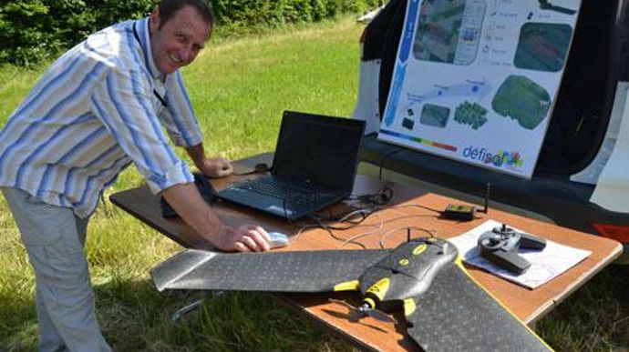 Agriculteur titulaire d'un brevet de pilotage, Thierry Nuttens assure des prestations de vol de drones pour Défisol. En 2013-2014, des estimations de biomasse de colza ont été réalisées sur plus de mille hectares, complétées par plus de 150 pesées. © J.-C. BALLANDONNE Agriculteur titulaire d'un brevet de pilotage, Thierry Nuttens assure des prestations de vol de drones pour Défisol. En 2013-2014, des estimations de biomasse de colza ont été réalisées sur plus de mille hectares, complétées par pl