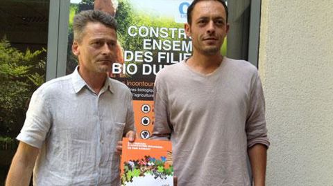 Présentation du livret « Coopératives et agriculture biologique », par Christophe Lecuyer (à gauche), président de la commission filières bio de Coop de France et président de la sica Axéréal bio, et Julien Bidaud, éleveur de porcs bio avec Biodirect. © H. LAURANDEL Présentation du livret « Coopératives et agriculture biologique », par Christophe Lecuyer (à gauche), président de la commission filières bio de Coop de France et président de la sica Axéréal bio, et Julien Bidaud, éleveur de porcs b Présentation du livret « Coopératives et agriculture biologique », par Christophe Lecuyer (à gauche), président de la commission filières bio de Coop de France et président de la sica Axéréal bio, et Julien Bidaud, éleveur de porcs bio avec Biodirect. © H. LAURANDEL Présentation du livret « Coopératives et agriculture biologique », par Christophe Lecuyer (à gauche), président de la commission filières bio de Coop de France et président de la sica Axéréal bio, et Julien Bidaud, éleveur de porcs b