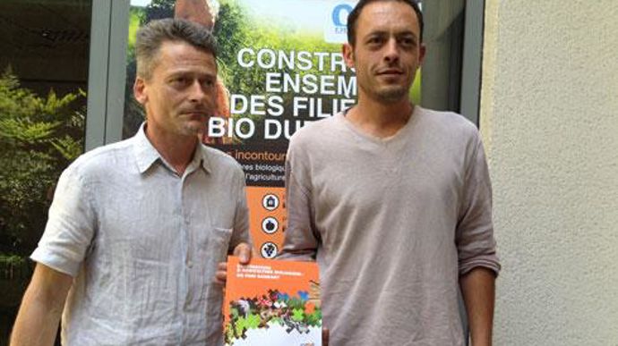 Présentation du livret « Coopératives et agriculture biologique », par Christophe Lecuyer (à gauche), président de la commission filières bio de Coop de France et président de la sica Axéréal bio, et Julien Bidaud, éleveur de porcs bio avec Biodirect. © H. LAURANDEL Présentation du livret « Coopératives et agriculture biologique », par Christophe Lecuyer (à gauche), président de la commission filières bio de Coop de France et président de la sica Axéréal bio, et Julien Bidaud, éleveur de porcs b