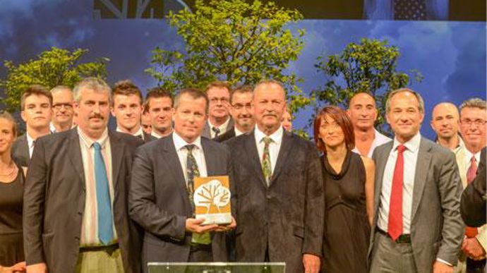 Au centre, de gauche à droite, François Christian Cholat, François Claude Cholat, et François Cholat, entourés de nombreux collaborateurs, ont reçu le trophée Les Chênes de l'entreprise familiale devant plus de 1 400 personnes. Au centre, de gauche à droite, François Christian Cholat, François Claude Cholat, et François Cholat, entourés de nombreux collaborateurs, ont reçu le trophée Les Chênes de l'entreprise familiale devant plus de 1 400 personnes.