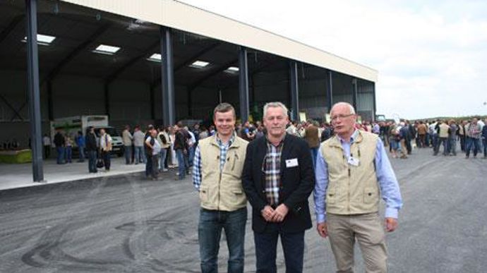 Frédéric Carré, PDG du groupe Carré, entouré de Johann Loobuyck, DG (à droite) et Julien Lenoir, responsable des achats céréales, devant les locaux de la ferme pilote du groupe. © B. CAILLIEZ Frédéric Carré, PDG du groupe Carré, entouré de Johann Loobuyck, DG (à droite) et Julien Lenoir, responsable des achats céréales, devant les locaux de la ferme pilote du groupe. © B. CAILLIEZ