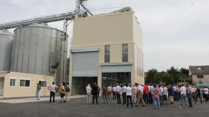 Le silo d'Insming est le premier site du groupe à être capable de vider sa fosse de réception à une cadence de 250 t/h. Le silo d'Insming est le premier site du groupe à être capable de vider sa fosse de réception à une cadence de 250 t/h.