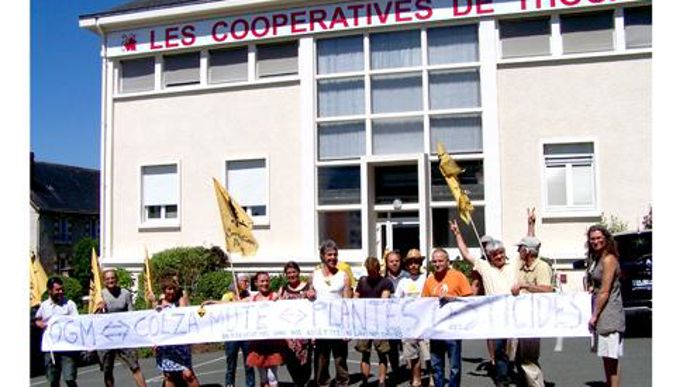 Relayant un appel national, les militants angevins demandent un moratoire sur la vente de variétés issues de la mutagénése. © A. MABIRE Relayant un appel national, les militants angevins demandent un moratoire sur la vente de variétés issues de la mutagénése. © A. MABIRE