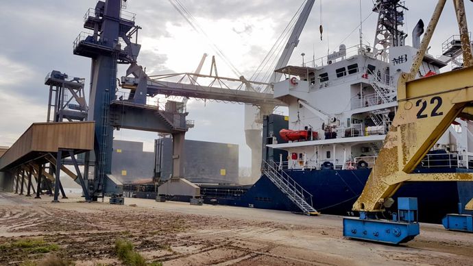 Transbordement de 7 500 t de blé au sein du « Manisa Balu », début avril, sur le terminal portuaire d’Agrial, au port de Caen. © AGRIAL