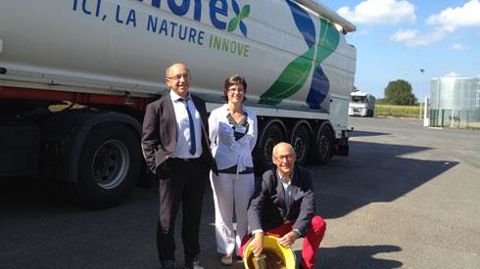 Pierre Weill, PDG (à gauche), Béatrice Dupont, directrice du développement et Stéphane Deleau, directeur général de la Valorex Nutrition animale, sur le site historique de Combourtillé (Ille-et-Villaine). © H. LAURANDEL Pierre Weill, PDG (à gauche), Béatrice Dupont, directrice du développement et Stéphane Deleau, directeur général de la Valorex Nutrition animale, sur le site historique de Combourtillé (Ille-et-Villaine). © H. LAURANDEL Pierre Weill, PDG (à gauche), Béatrice Dupont, directrice du développement et Stéphane Deleau, directeur général de la Valorex Nutrition animale, sur le site historique de Combourtillé (Ille-et-Villaine). © H. LAURANDEL Pierre Weill, PDG (à gauche), Béatrice Dupont, directrice du développement et Stéphane Deleau, directeur général de la Valorex Nutrition animale, sur le site historique de Combourtillé (Ille-et-Villaine). © H. LAURANDEL