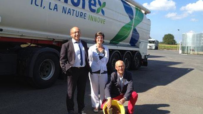Pierre Weill, PDG (à gauche), Béatrice Dupont, directrice du développement et Stéphane Deleau, directeur général de la Valorex Nutrition animale, sur le site historique de Combourtillé (Ille-et-Villaine). © H. LAURANDEL Pierre Weill, PDG (à gauche), Béatrice Dupont, directrice du développement et Stéphane Deleau, directeur général de la Valorex Nutrition animale, sur le site historique de Combourtillé (Ille-et-Villaine). © H. LAURANDEL