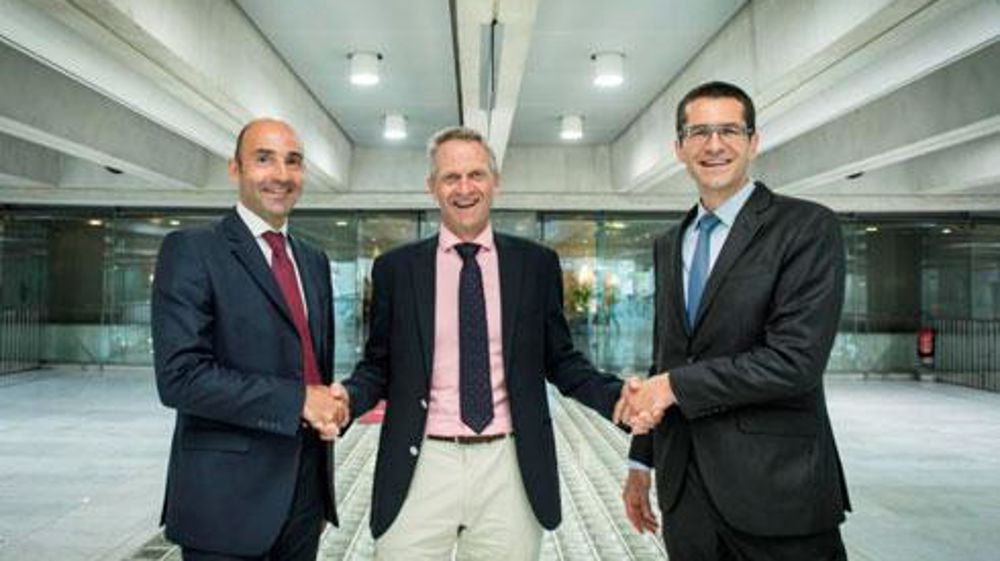 Hubert de Roquefeuil, directeur général d'InVivo NSA (à gauche), Daniel Kofel, directeur général de Pancosma et Pierre-Joseph Paoli, directeur général EMEA. Ce dernier devrait prendre les rênes de l'entreprise suisse dès son rachat. Hubert de Roquefeuil, directeur général d'InVivo NSA (à gauche), Daniel Kofel, directeur général de Pancosma et Pierre-Joseph Paoli, directeur général EMEA. Ce dernier devrait prendre les rênes de l'entreprise suisse dès son rachat.
