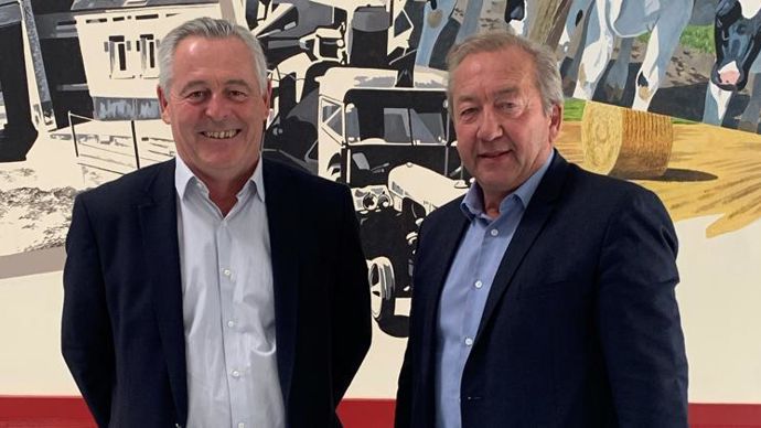 Après deux mandats à la présidence de la FC2A, Frédéric Carré (à g.) passe le flambeau à Gérard Poyer.