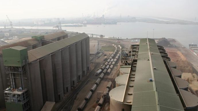 Selon Nord Céréales, les hommes qui composent les équipes du prestataire sont des alpinistes chevronnés et aguerris à ce type de missions. © B. CAILLIEZ