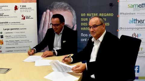 À gauche, Bertrand Houseaux, président d’Ohé Prométhée, signe la charte de partenariat avec Thierry Lafaye, DG d’Océalia.