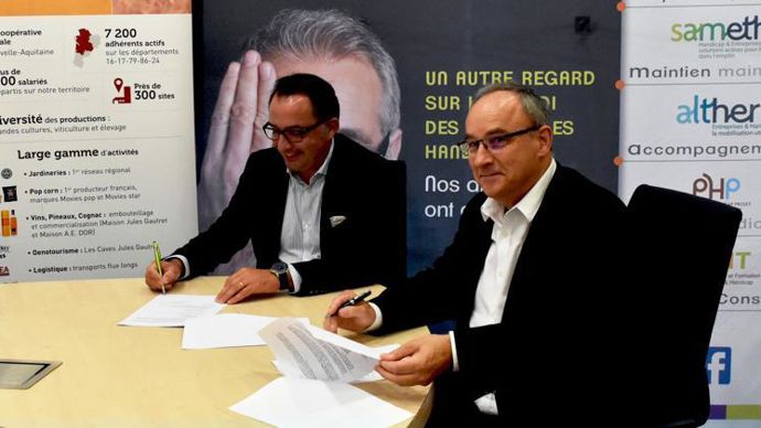 À gauche, Bertrand Houseaux, président d’Ohé Prométhée, signe la charte de partenariat avec Thierry Lafaye, DG d’Océalia.