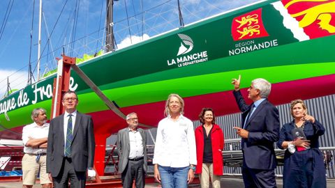 L’Imoca de 18,5 m « Campagne de France » embarquera la skippeuse Miranda Merron (au premier plan) pour un tour du monde de 45 000 km. Elle est entourée d’Hervé Morin, président de la Région Normandie (à dr.) et Jean Morin, premier vice-président de la Manche. Derrière elle, Jean-François Fortin, DG du groupe MLC. © A. DUFUMIER