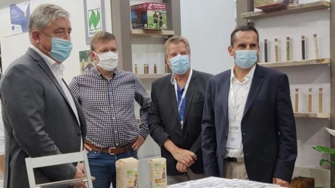 De gauche à droite : Benoit Soury, directeur du marché bio chez Carrefour, Christophe Pollet, directeur commercial céréales d’Agribio Union, Alain Daussan, directeur commercial de la Drômoise de céréales, et Jean-Philippe Lefrançois, DG d’Alpina Savoie.
