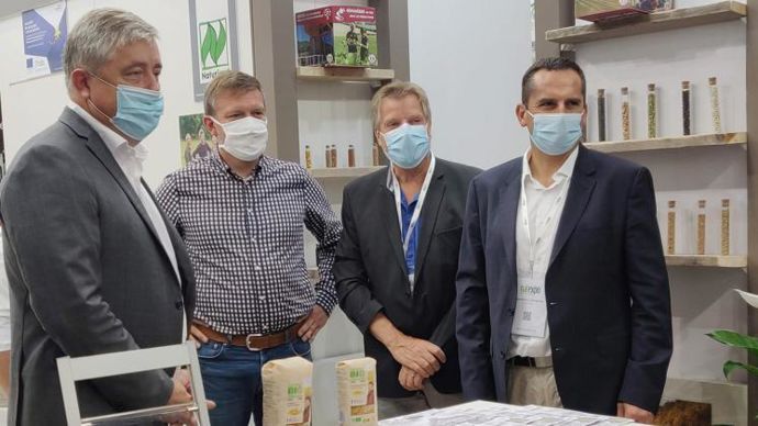De gauche à droite : Benoit Soury, directeur du marché bio chez Carrefour, Christophe Pollet, directeur commercial céréales d’Agribio Union, Alain Daussan, directeur commercial de la Drômoise de céréales, et Jean-Philippe Lefrançois, DG d’Alpina Savoie.