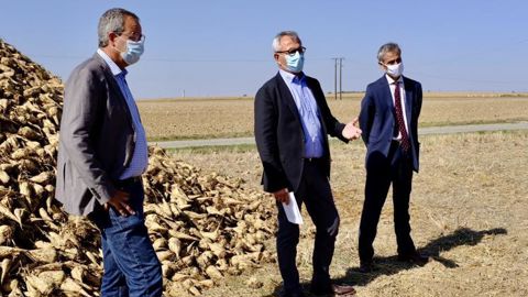 Jean-Charles Lefebvre, président du conseil de surveillance de Tereos, au centre, aux côtés d’Olivier Legrand, membre dudit conseil (à g.) et de Bruno Locqueville, directeur de la Draaf Centre-Val de Loire. © M. BLOSSIER/TEREOS