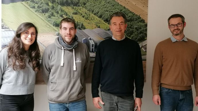 Maud Frappart, David Vandenberghe, responsables de la ferme pilote, Philippe Leclercq sur le départ, et Philippe Touchais qui va lui succéder.