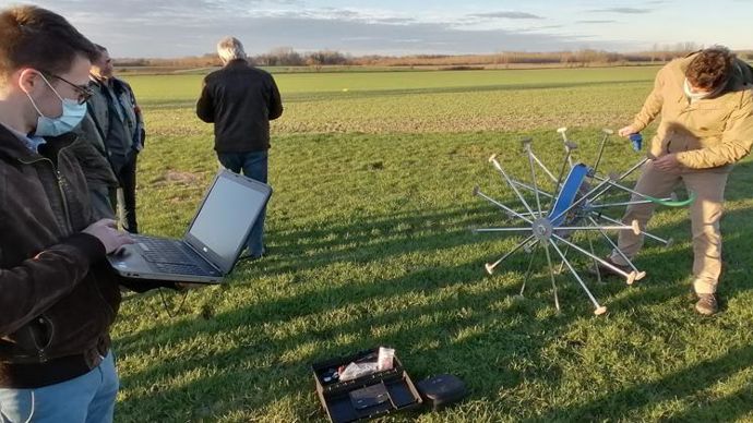 Le robot de Meropy-Robotic détecte et identifie les mauvaises herbes et les maladies présentes sur la culture.