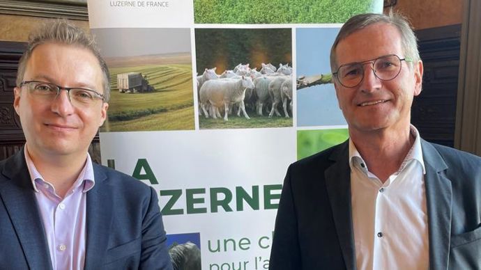 Yann Martinet (à g.), directeur de La Coopération agricole Luzerne de France, et Éric Masset, son président, ont présenté les ambitions de leur filière en matière de décarbonation, le 18 janvier à Paris.