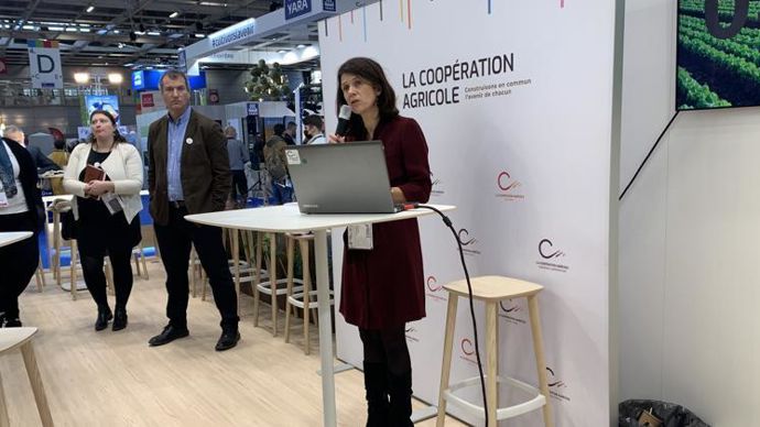 « Pour décarboner nos filières, le niveau d’investissement de nos coopératives devra passer de 1,5 Md€ à 9 Mds€ par an », rappelle Florence Pradier, directrice générale de LCA, accompagnée de Carole Humbert, directrice de LCA Métiers du lait, Claire Martin, responsable du bureau européen de LCA, et Stéphane Viéban, DG d’Alliance Forêts Bois.© R. FOURREAUX