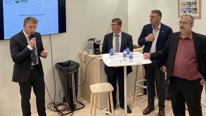 Stéphane Radet, directeur du Snia (à g.), Jean-François Arnaud, président de Duralim, David Saelens, président de LCA Nutrition animale, François Cholat, président du Snia, lors de la présentation du manifeste « zéro déforestation importée », le 2 mars au Sia. © RDN