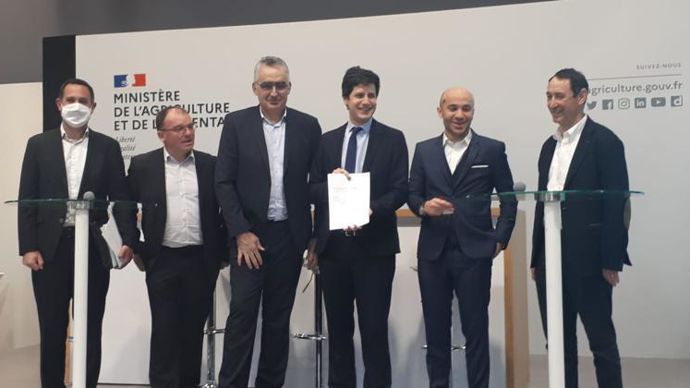 De gauche à droite : Julien Volpelier (directeur des activités aval d’Unicor), Pierre Cabrit (président de l’OP bovine Unicor), Jean-Claude Virenque (président d’Unicor), Julien Denormandie (ministre de l’Agriculture), Rami Baitièh (directeur exécutif Carrefour), Bertrand Eon (directeur boucherie Carrefour).