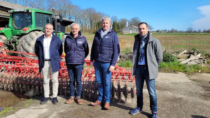 « 700 ha sans pesticides en 2021 », a chiffré Bertrand Convers (à g.), responsable des relations extérieures de la Cooperl. À ses côtés, Philippe Duros, responsable commercial pôle efficience végétale, Denis Domagné, éleveur, et Jérôme Martin, chef de service espaces ruraux à l’Agence de l’eau Loire-Bretagne.