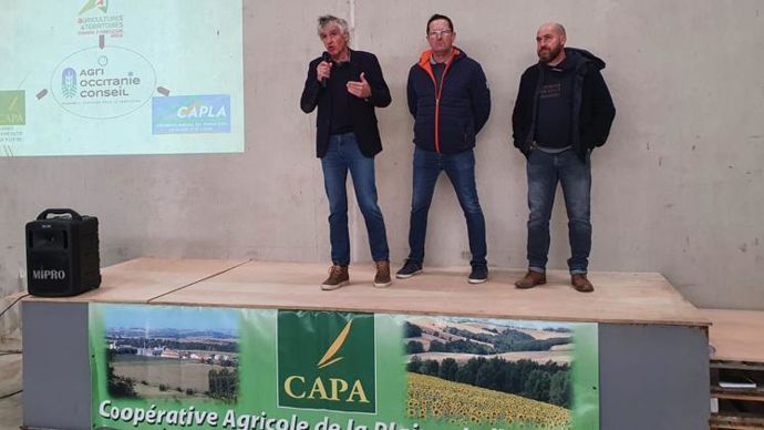 Philippe Lacube, président de la chambre d’agriculture de l’Ariège, José Savoldelli, président de la Capa, et Christophe Raffit, président de la Capla, lors de la présentation aux adhérents d’Agri Occitanie conseil, le 12 avril, au Vernet d’Ariège.