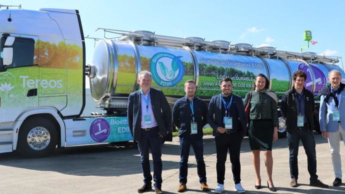De gauche à droite : Laurent Perrette, Mathieu Santin, Alexandre Ethève et Valérie Corre, de Tereos, Simon Laurent, de Scania, et le transporteur, Alain Houtch, lors des Eco Mobility Days qui se sont déroulés les 22 et 23 avril à Clastres (Aisne). © B. CAILLIEZ