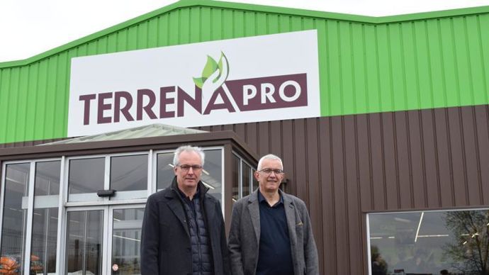 Christophe Godet, administrateur (à g.), et Jean-Jacques Paillat, directeur Terrena Pro et services adhérents, le 5 avril dernier lors de l’inauguration du nouveau magasin de Beaupréau-en-Mauges, dans le Maine-et-Loire, sous l’enseigne Terrena Pro. © A. MABIRE