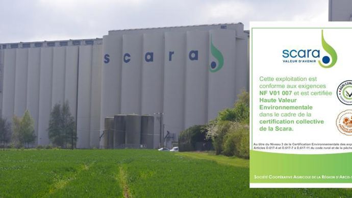 Les 81 exploitations certifiées HVE adhérentes de la Scara reçoivent un panneau qu’elles peuvent installer devant leur exploitation, un moyen de montrer leur engagement en faveur de l’environnement.