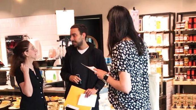 Carine Rousseau, du service RH d’Arterris (de dos) et Yannis Landure, responsable de la boutique MO Marché Occitan de Balma, reçoivent une candidate à leur job dating organisé de façon innovante autour de trois mises en situation. © ARTERRIS