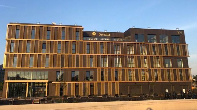 Le 109 prend place sur les quais de Rouen à une courte encablure des infrastructures portuaires qui constituent le cœur de l’activité économique de Sénalia. © Architecte ARTEFACT